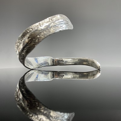 Lot 157 - A hand-crafted high purity silver eel bangle...