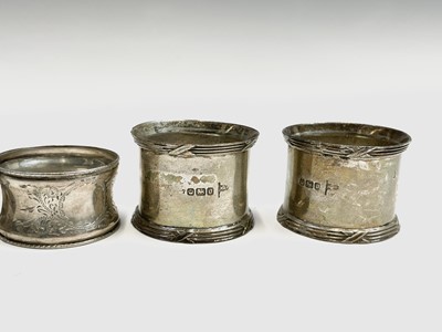 Lot 43 - A pair of silver napkin rings (case...