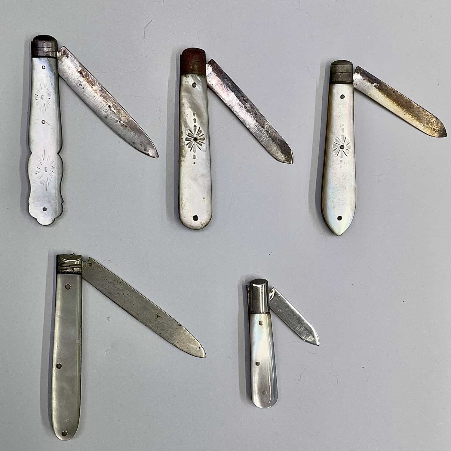 Lot 45 - Five silver bladed folding fruit knives
