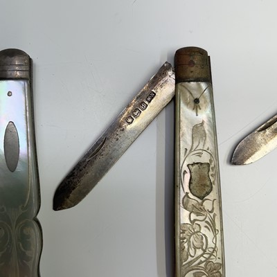Lot 45 - Five silver bladed folding fruit knives