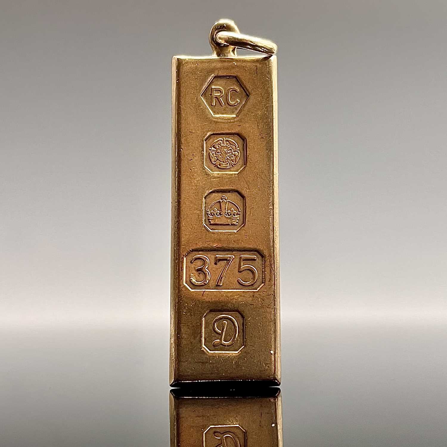 Lot 272 - A 9ct gold ingot pendant 14.6gm