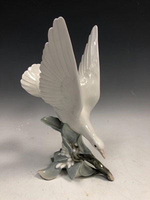 Lot 15 - A Lladro figure of a turtle dove, height