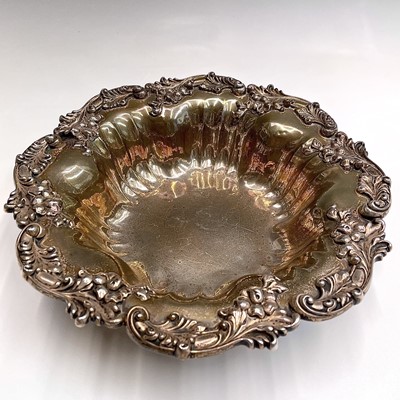Lot 139A - An ornate American silver fruit bowl 451gm....