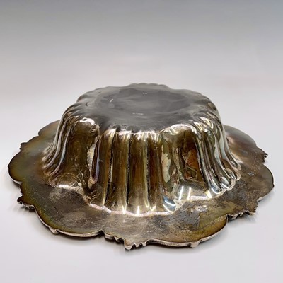 Lot 139 - An ornate American silver fruit bowl 451gm....