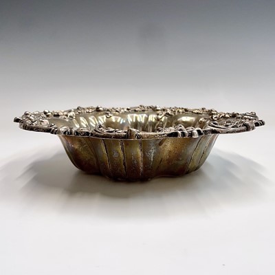Lot 139 - An ornate American silver fruit bowl 451gm....