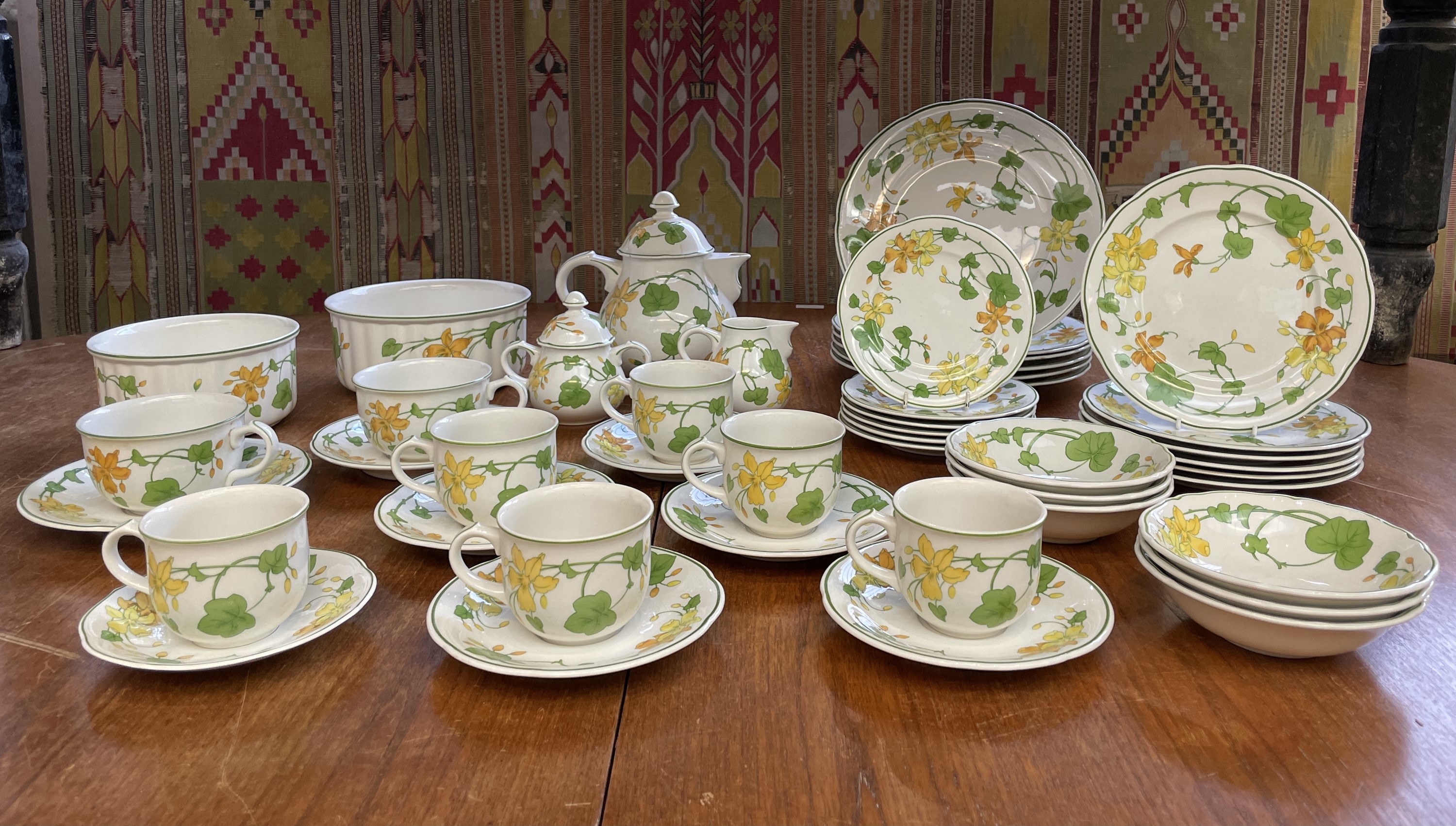 Lot 1143 - An extensive Villeroy & Boch 'Geranium'