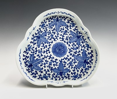 Lot 14 - A Chinese blue and white porcelain lobed tray,...
