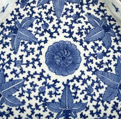Lot 14 - A Chinese blue and white porcelain lobed tray,...