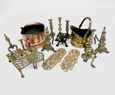 Lot 470 - A collection of metalware to include a pair of...