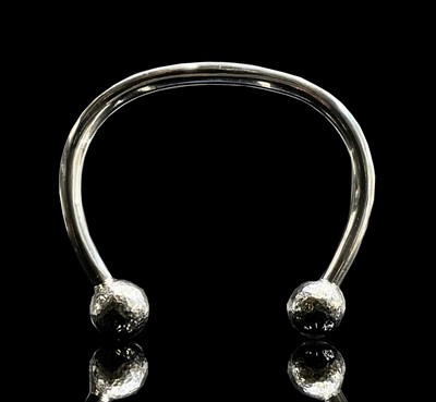 Lot 814 - A contemporary high purity silver heavy bangle...