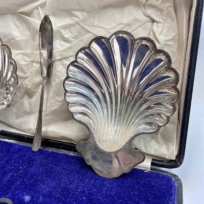 Lot 4 - A George V cased pair of scallop shell butter...