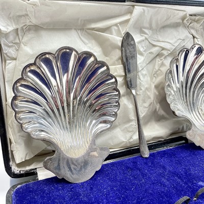 Lot 4 - A George V cased pair of scallop shell butter...