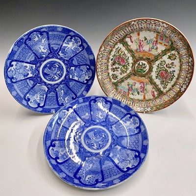 Lot 86 - A pair of Japanese blue and white porcelain...
