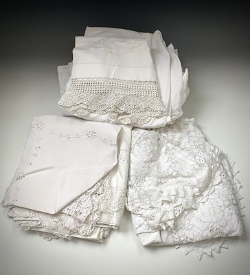 Lot 2805 - Vintage quality cotton linens including...