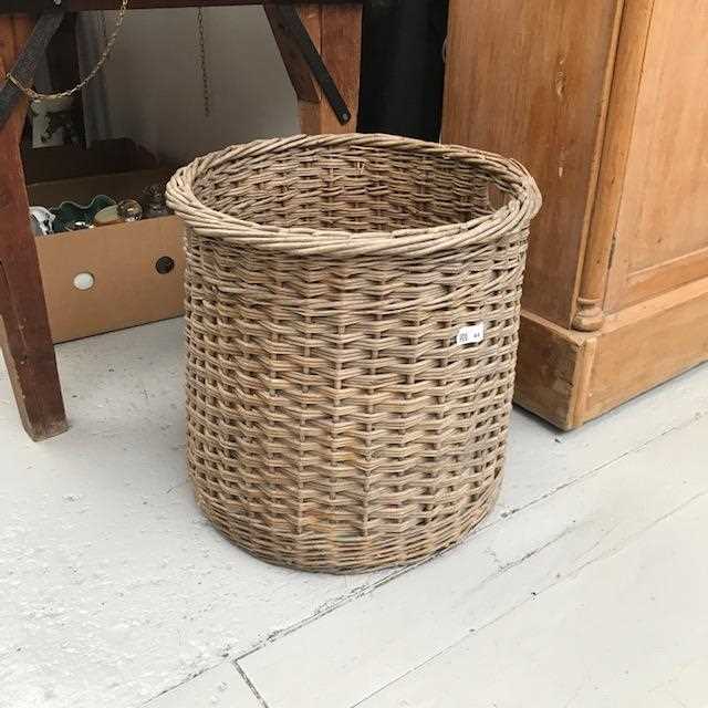 Lot 44 - A wicker log basket.