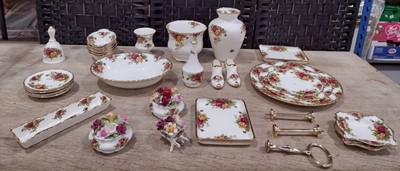 Lot 3 - A collection of Royal Albert Old Country Roses...