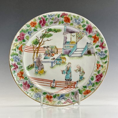 Lot 23 - A Chinese famille verte porcelain plate, circa...