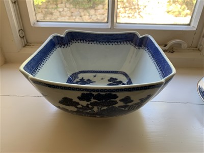 Lot 255 - A Chinese export blue and white porcelain bowl,...