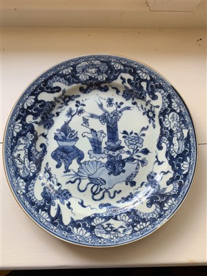 Lot 256 - A Chinese blue and white porcelain plate, 18th...