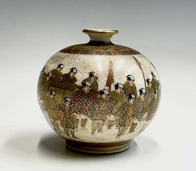 Lot 130 - A small Japanese Satsuma vase, Meiji period,...