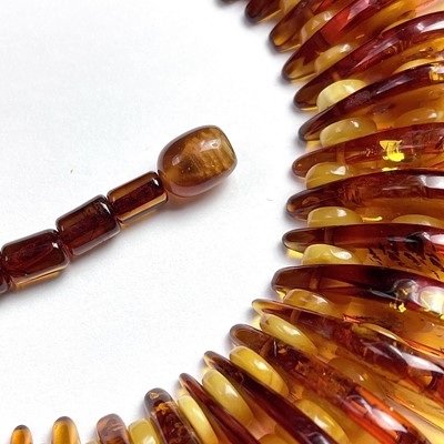 Lot 777 - An Art Deco amber and butterscotch necklace...