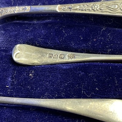 Lot 22 - A Victorian silver set of six teaspoons with...