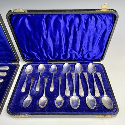 Lot 22 - A Victorian silver set of six teaspoons with...