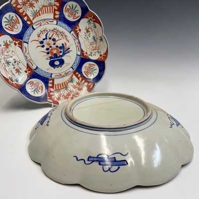 Lot 119 - A pair of Japanese Imari porcelain chargers,...