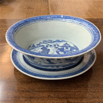 Lot 261 - A Chinese export blue and white porcelain bowl...