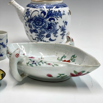 Lot 92 - Miscellaneous Chinese and Japanese porcelain...
