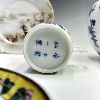 Lot 92 - Miscellaneous Chinese and Japanese porcelain...