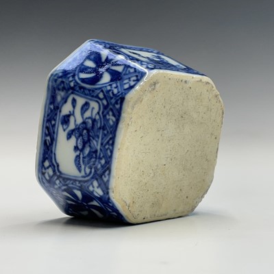 Lot 79 - A Chinese blue and white porcelain octagonal...
