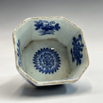 Lot 79 - A Chinese blue and white porcelain octagonal...