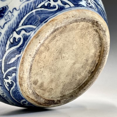 Lot 43 - A Chinese blue and white porcelain jardiniere,...