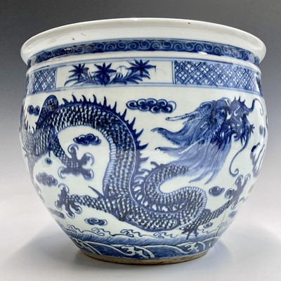 Lot 43 - A Chinese blue and white porcelain jardiniere,...
