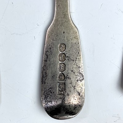 Lot 67 - A William IV silver set of six fiddle pattern...