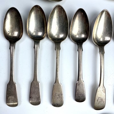 Lot 67 - A William IV silver set of six fiddle pattern...