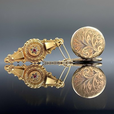 Lot 677 - A Victorian 9ct gold and paste set brooch with...