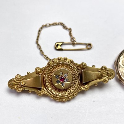 Lot 677 - A Victorian 9ct gold and paste set brooch with...