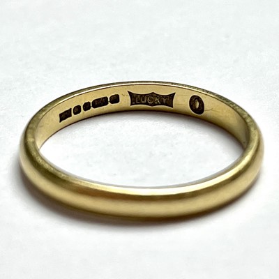 Lot 717 - An 18ct hallmarked gold band ring, size J/K,...