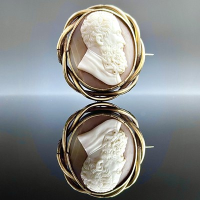 Lot 821 - A Victorian gold mounted shell cameo oval...