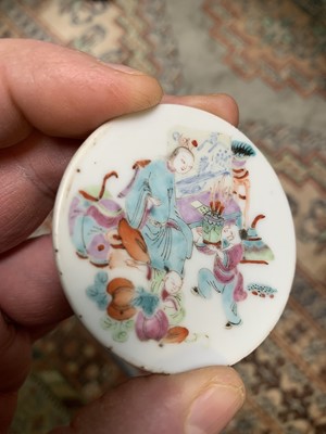 Lot 156 - A Chinese famille rose porcelain snuff dish,...
