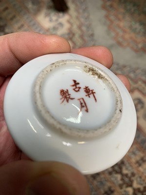 Lot 156 - A Chinese famille rose porcelain snuff dish,...