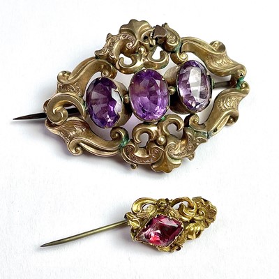 Lot 841 - A Victorian 9ct gold three stone amethyst set...