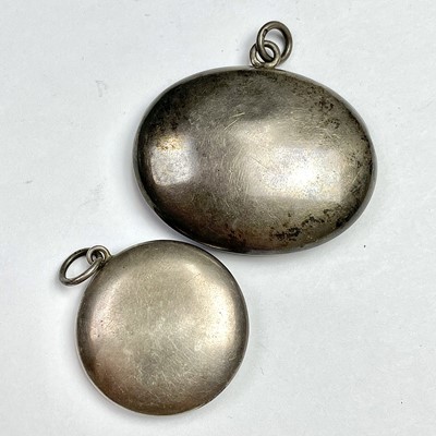 Lot 69 - A George V silver oval compact fob with...