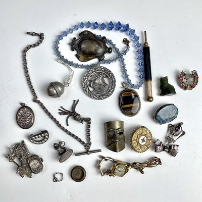 Lot 908 - A selection of costume jewellery and...