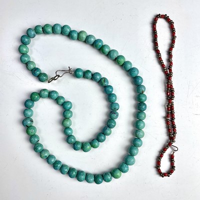 Lot 296 - A turquoise bead necklace with low grade silver clasp.