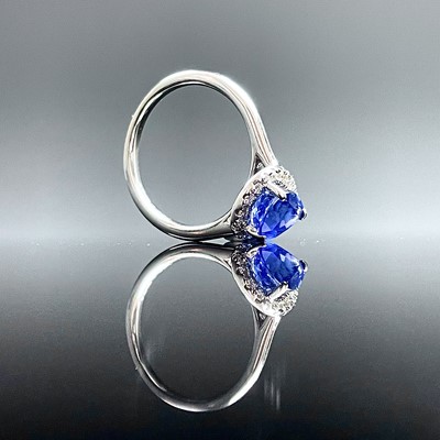 Lot 609 - An 18ct white gold cornflower sapphire and...