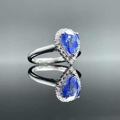 Lot 609 - An 18ct white gold cornflower sapphire and...