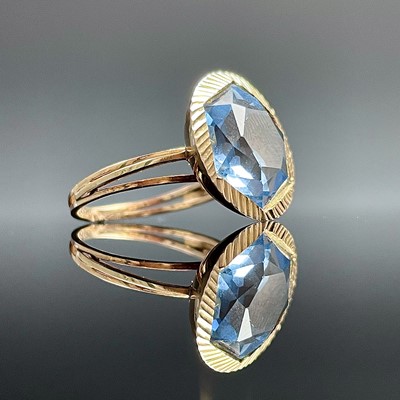 Lot 825 - An attractive 14ct gold aquamarine set dress...